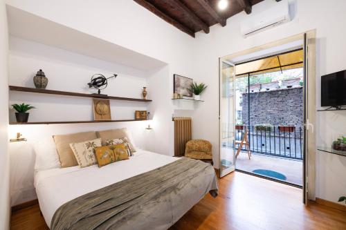 Gesù e Maria Balcony Apt at Spanish Steps — 4-Star Luxury Hotel in Rome, Italy