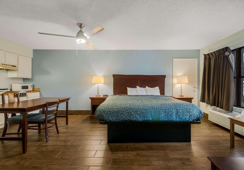 Econo Lodge Inn & Suites Fulton Rockport - photo 59