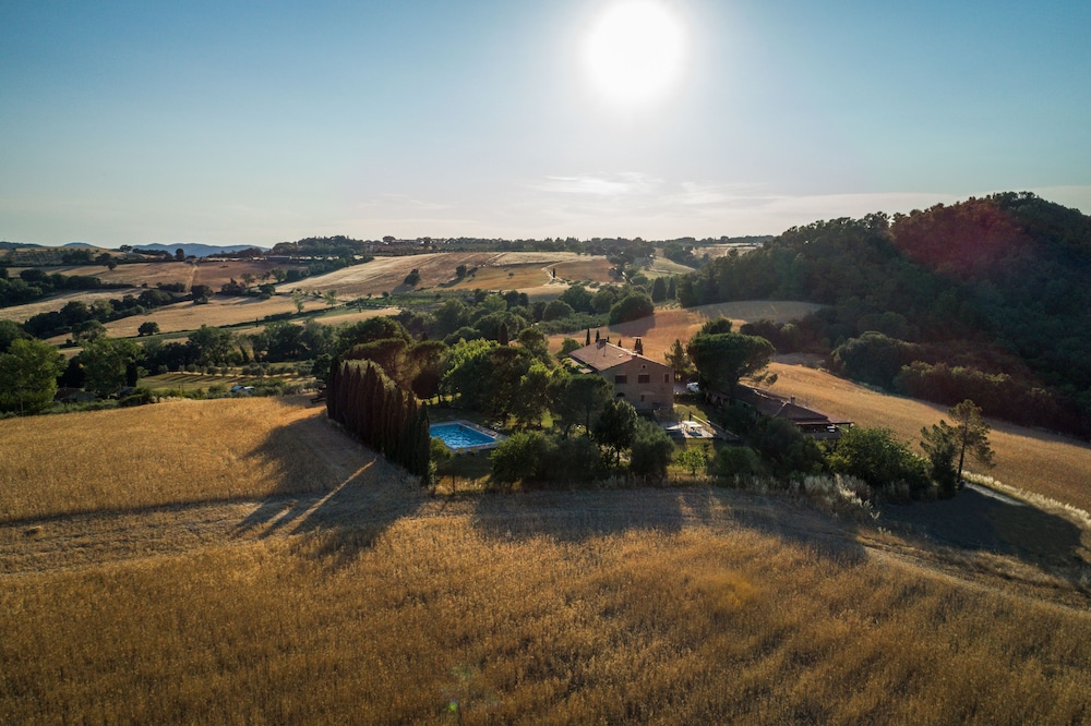 Agriturismo San Carlo — 4-Star Luxury Hotel in Pomarance, Italy