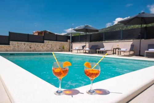 Villa Sorelle with a swimming pool — 4-Star Luxury Hotel in Kastel Stari, Croatia
