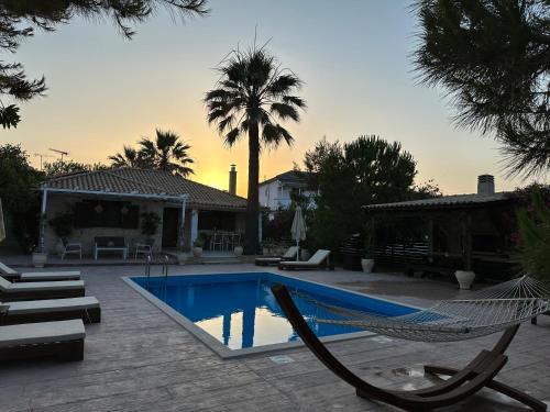 Iguana Villa — 4-Star Luxury Hotel in Alimos, Greece