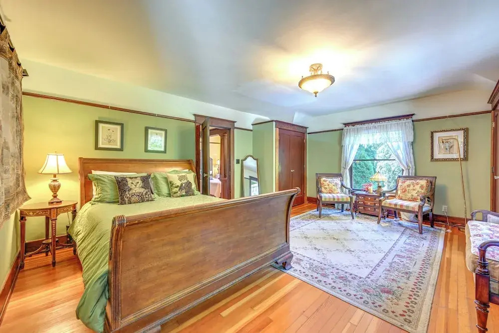 Historic Auburn House on 37 Acres with Private Lake — 4-Star Luxury Hotel in Auburn, United States