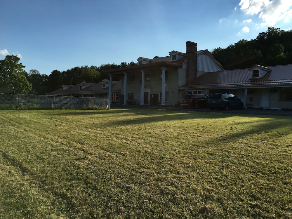 Relax Inn Altoona - photo 94