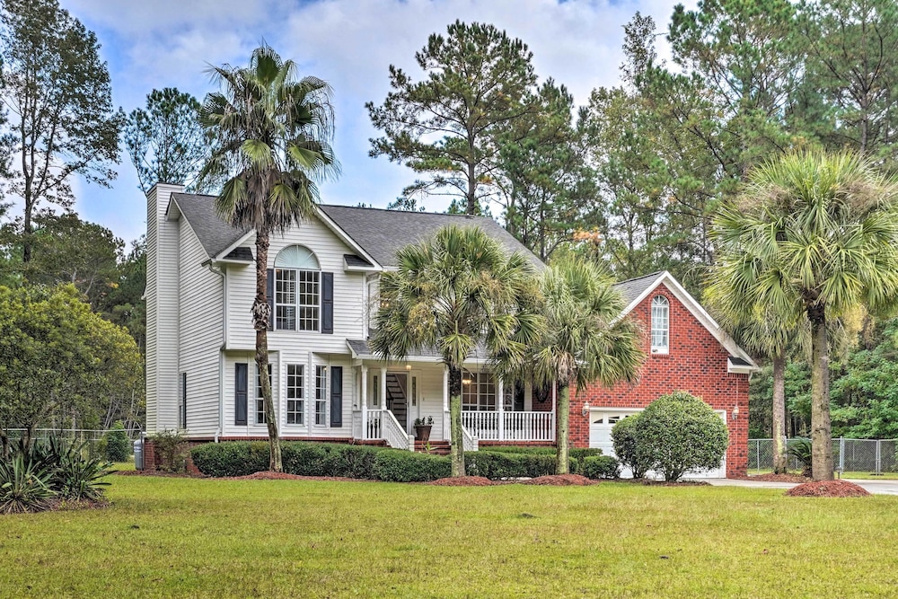 Pet Friendly Suburban Escape with Deck and Grill — hotel in Moncks Corner