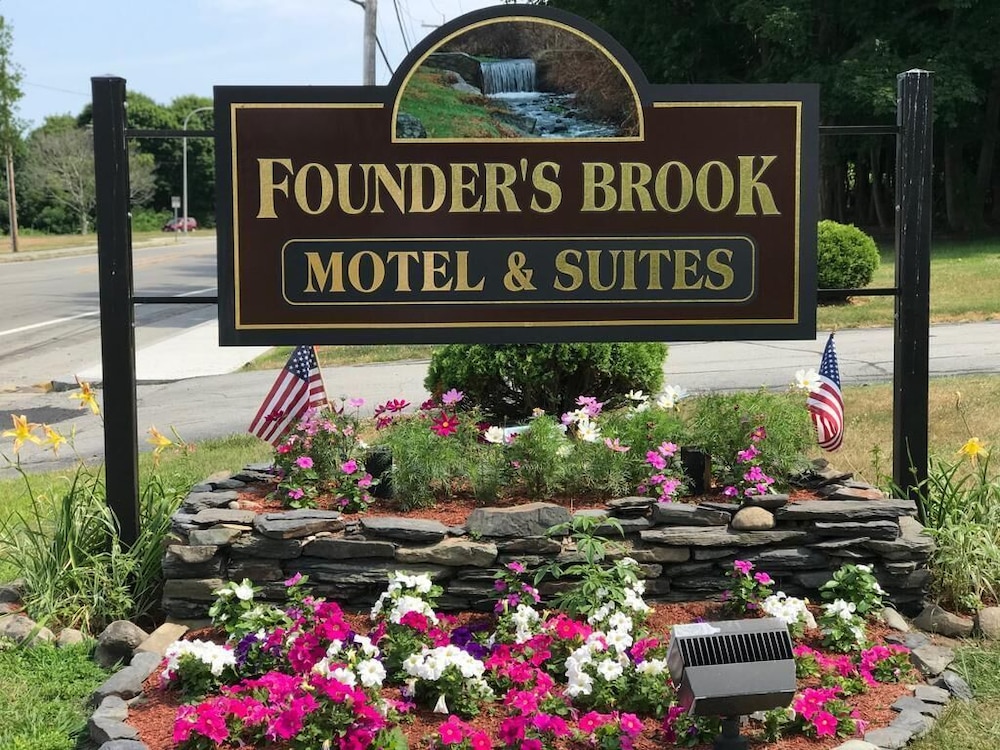 Founder's Brook Motel and Suites - photo 22