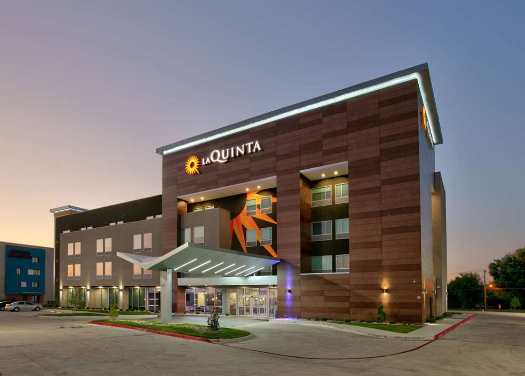La Quinta Inn & Suites by Wyndham Dallas Fairpark - photo 9