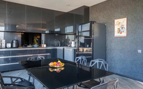 Entire House Cityscape Retreat: The View