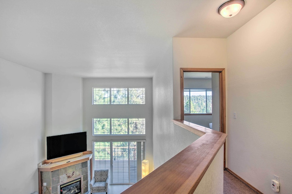 Bright Klamath Falls Townhome w Resort Perks - photo 9