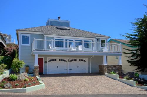 Cape Cod Charm By The Sea Spring Special in Cambria, United States