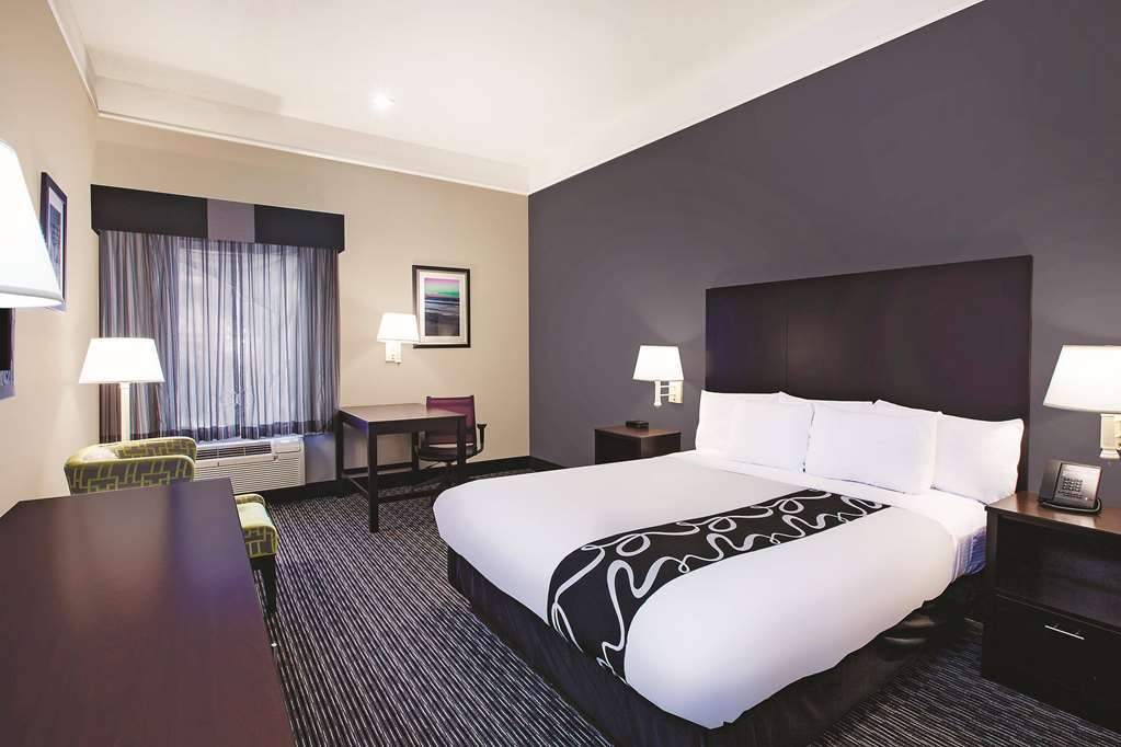 La Quinta Inn & Suites by Wyndham Beaumont West - photo 28