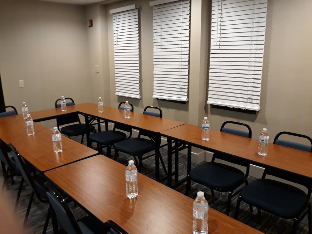 Holiday Inn Express Pittsburgh North by IHG - photo 52
