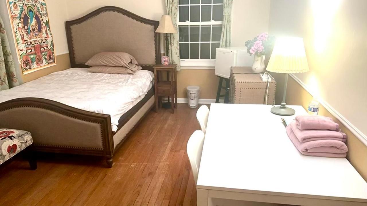 B4 A private room in Naperville downtown with desk and Wi Fi near everything in Naperville, United States