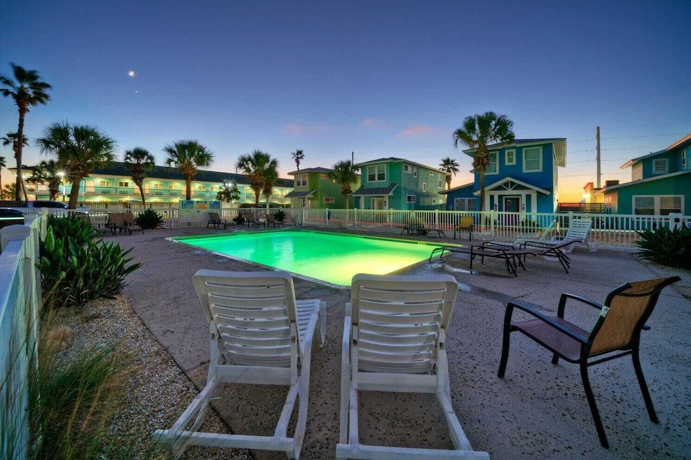 Private Yard Shared Pool Near the Beach Bluetique Hotel by Avantstay - photo 39