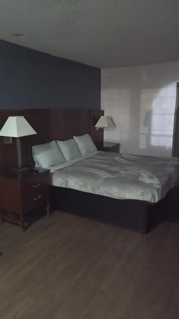 Queen Bed Hotel Suite 127 — Jackson — photo 3