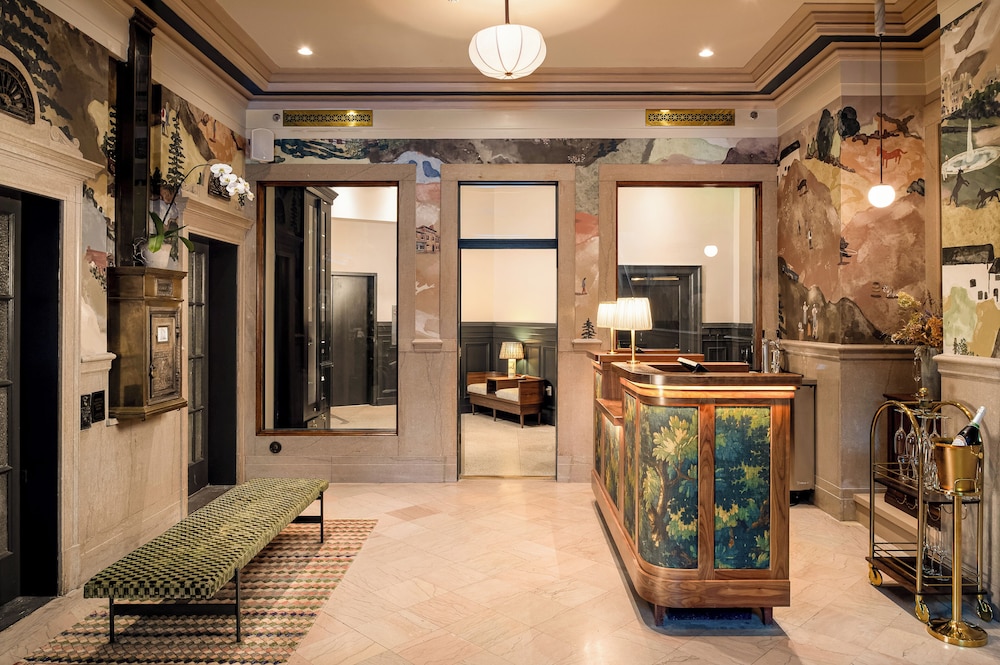 The Flat Iron Hotel - photo 24