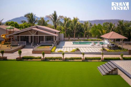 StayVista at Aura Farmstay with Pool & Lawn in Badlapur, India