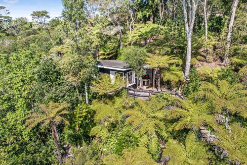 The Treehouse Raglan Holiday Studio — 4-Star Luxury Hotel in Raglan, New Zealand