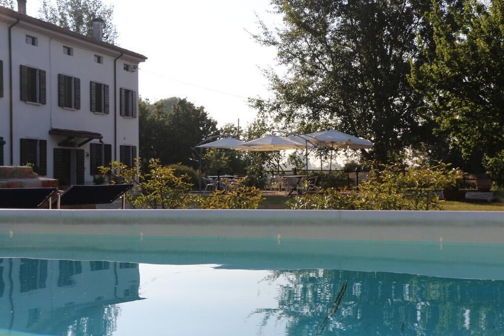 Agriturismo Viridarium — 4-Star Luxury Hotel in Castellucchio, Italy