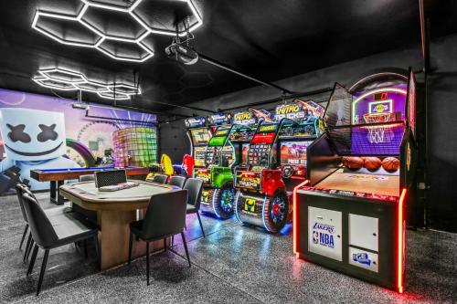 Breakfast Club 100K Game Room — Indio — photo 5