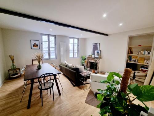 Maison très agréable et calme avec terrasse en centre ville — 4-Star Luxury Hotel in Angouleme, France