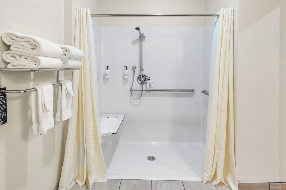Cobblestone Hotel & Suites Denmark Green Bay - photo 39