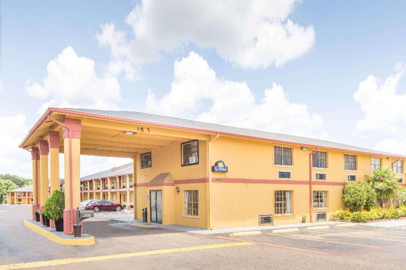 Executive Inn & Suites - carbon neutral hotel in Marshall