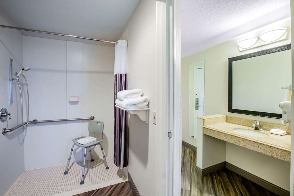 La Quinta Inn & Suites by Wyndham Houston Baytown East - photo 11