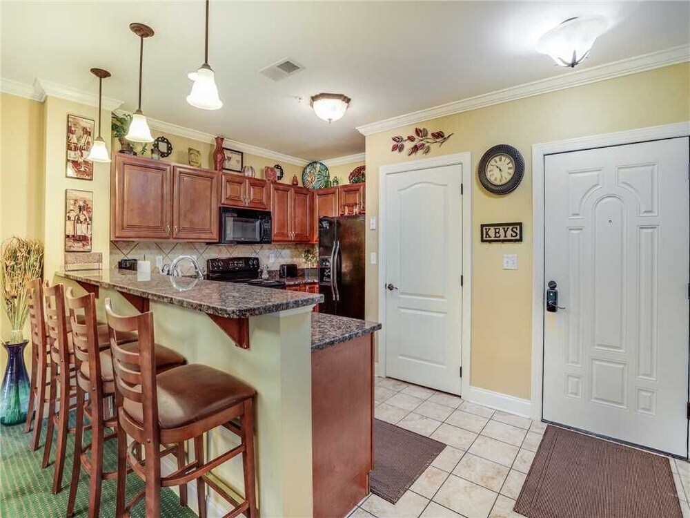 Downtown Delight 2 Bedrooms Pool Hot Tub Sleeps 6 - photo 5