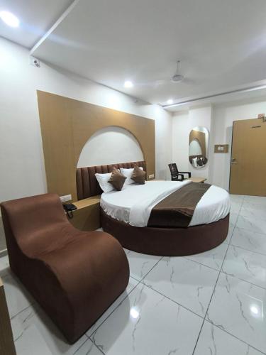 Hotel Rd in Kadi, India