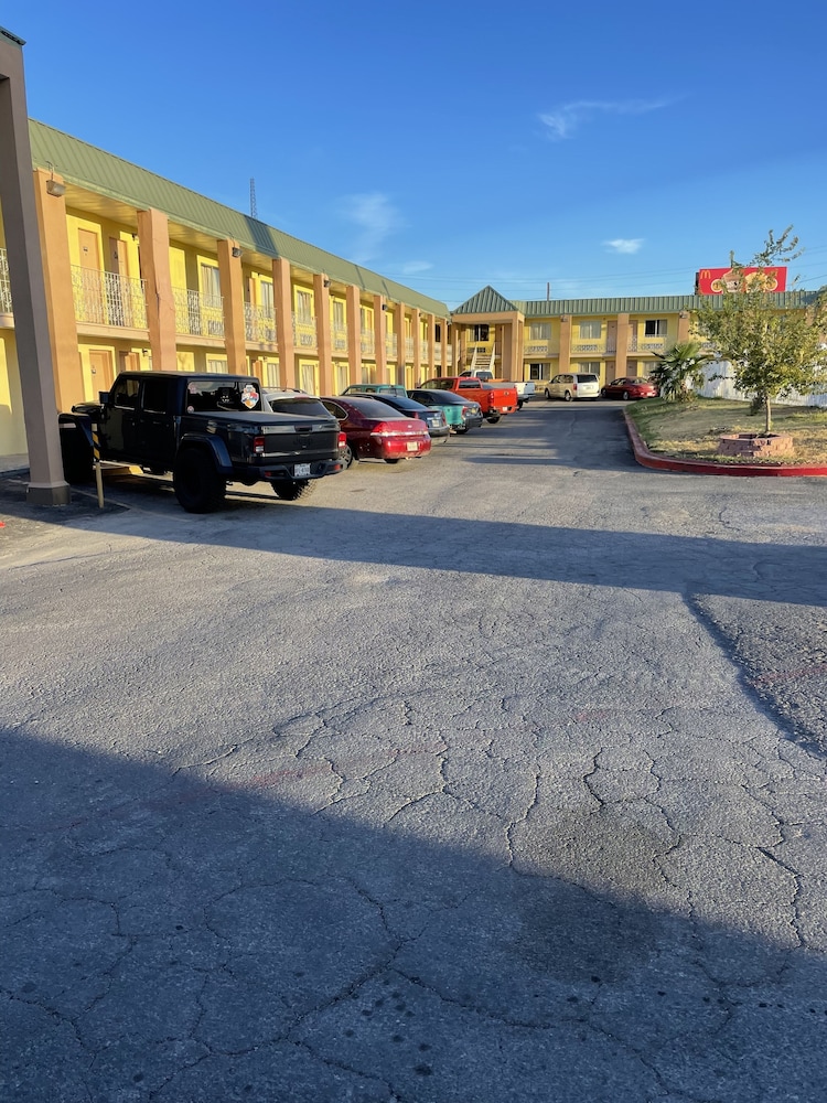 Del Rio Inn - photo 17
