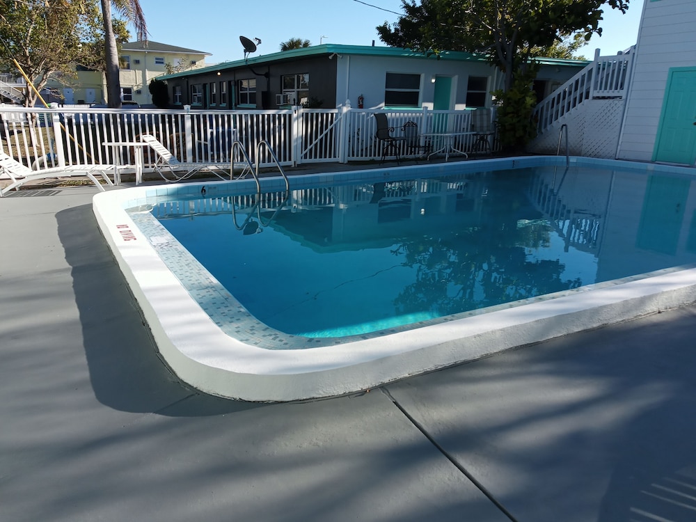 Swashbuckler Motel - photo 44