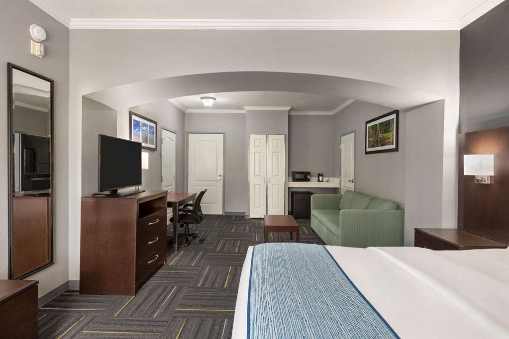 La Quinta Inn & Suites by Wyndham Dublin - photo 15