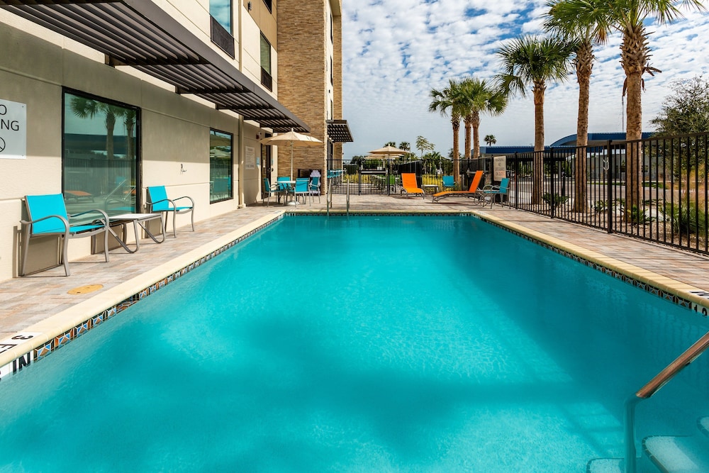 Holiday Inn Express & Suites Ft Myers Beach Sanibel Gateway by IHG - photo 26