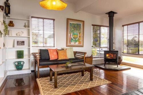 Moffat Beach Retreat Pet Friendly Ocean Views — Caloundra