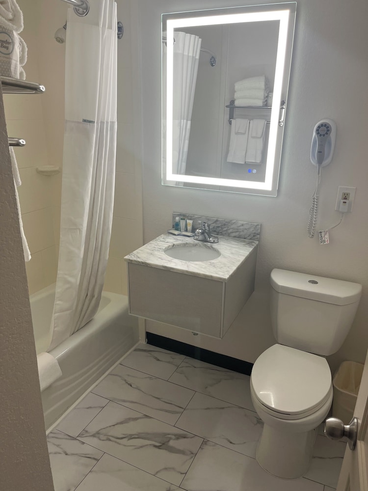 Econo Lodge Malden - photo 13