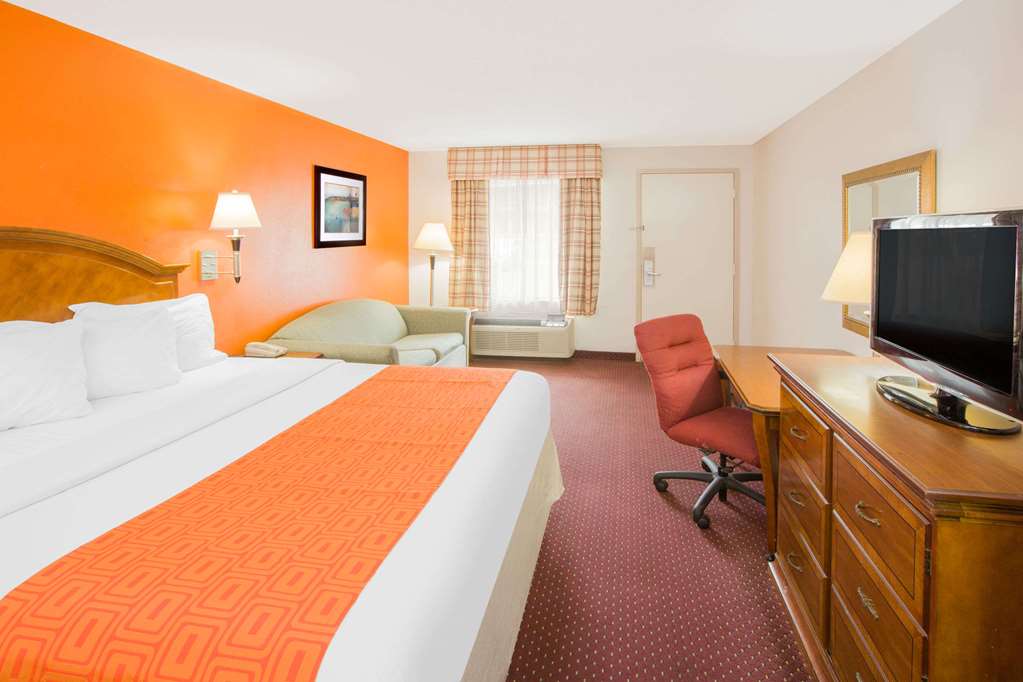 Howard Johnson by Wyndham Dothan - photo 5