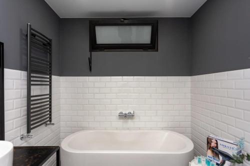 Super Cozy Stylish Apartment For 4 In Tbilisi