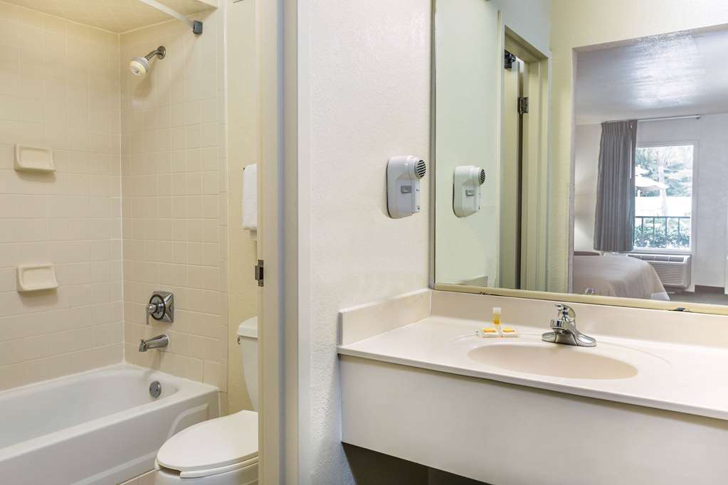 Days Inn by Wyndham Lake Park Valdosta - photo 10