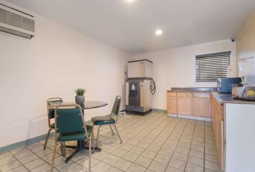 Budget Inn Yakima - photo 4