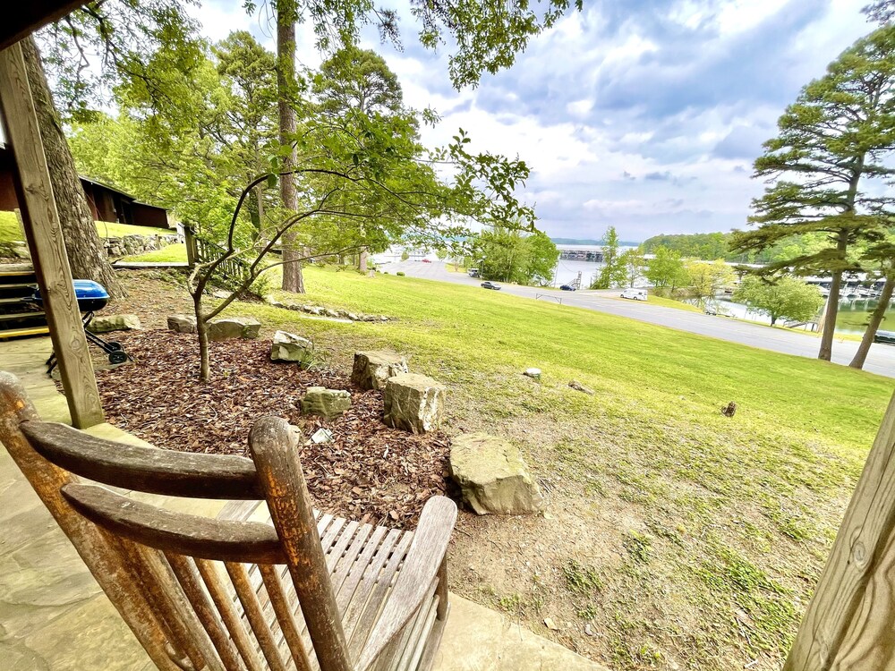 Lake View Queen Guest Room With Two Queens Sleeper Sofa And Deck Overlooking Lake Ouachita. 1 Bedroom Hotel Room by RedAwning — hotel in Mount Ida