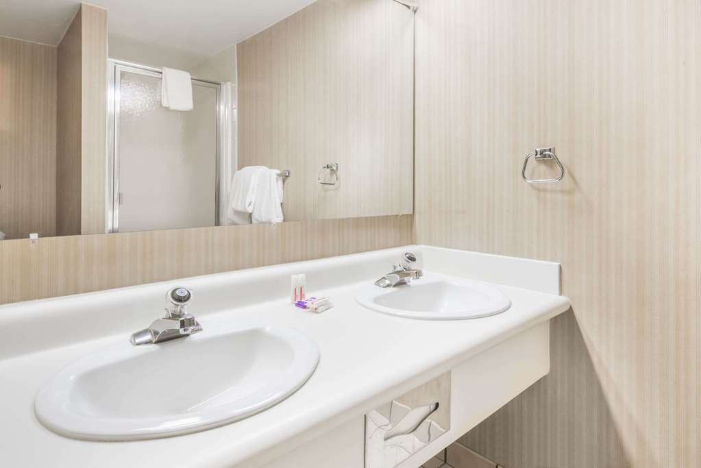 Knights Inn Dayton at Poe Ave - photo 5