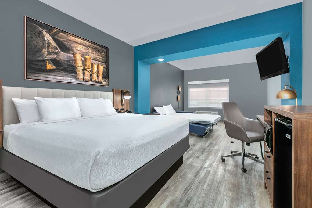 La Quinta Inn & Suites by Wyndham Decatur - featured photo