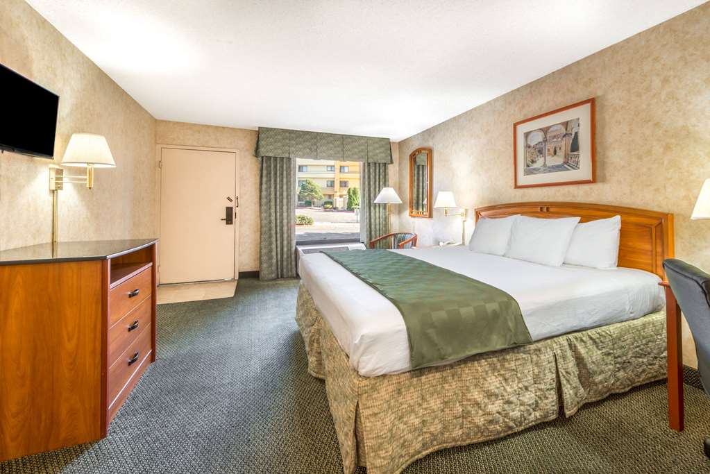 Days Inn & Suites by Wyndham Albuquerque North - photo 8