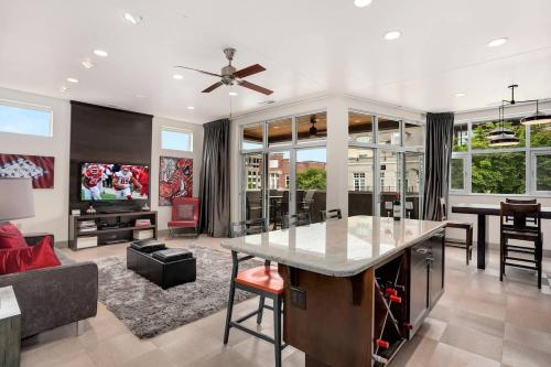 Dickson St Condo On Dickson Street Walkable — 4-Star Luxury Hotel in Fayetteville, United States