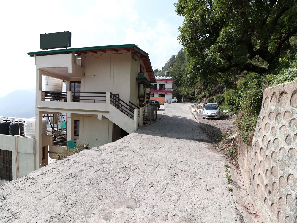 Oyo 15528 Green Roof Hotel & Resort pet-friendly hotel Naini Tal