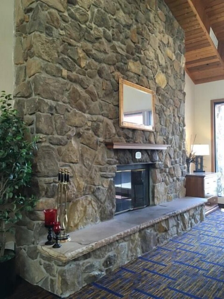 Howard Johnson by Wyndham Merrillville - photo 8