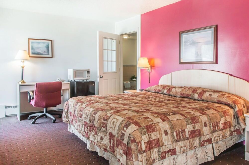 Econo Lodge Central - photo 11