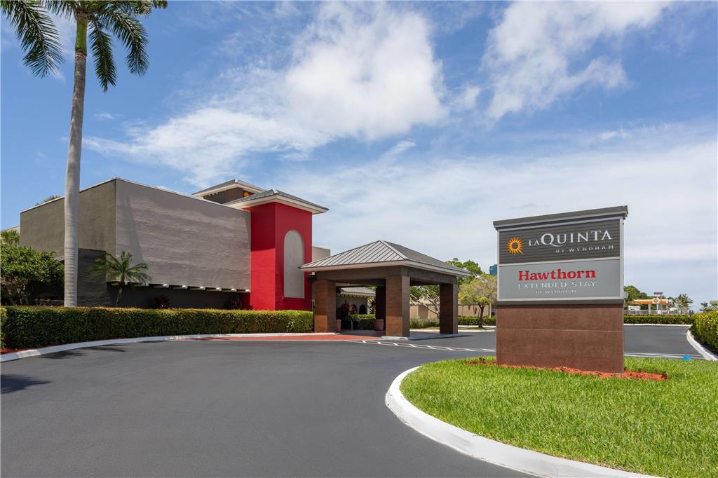 La Quinta Inn & Suites by Wyndham Ft Lauderdale Cypress Cr - photo 2