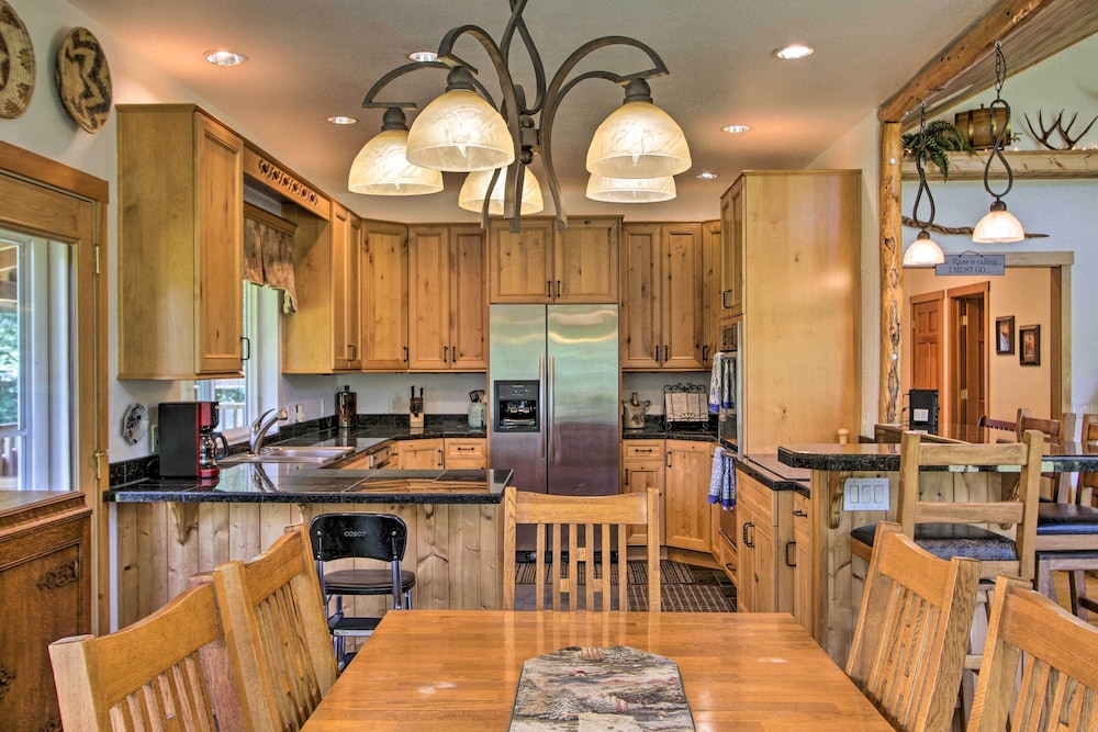 Serene South Bend Family Escape Dogs Welcome in South Bend, United States