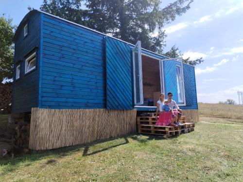 Slovácká maringotka - carbon neutral hotel in Sumice